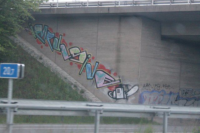 Graffiti Bombing - Photo by Marieundjana - impulsive