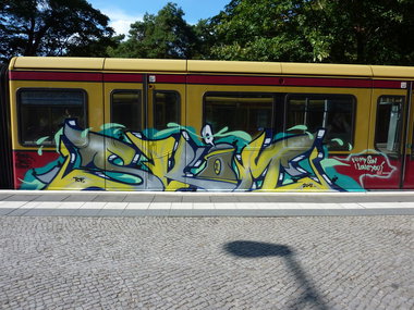 Graffiti Train - Photo by Marieundjana - skim