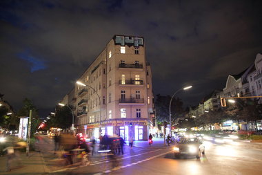 Graffiti Bombing - Photo by Marieundjana - 1up