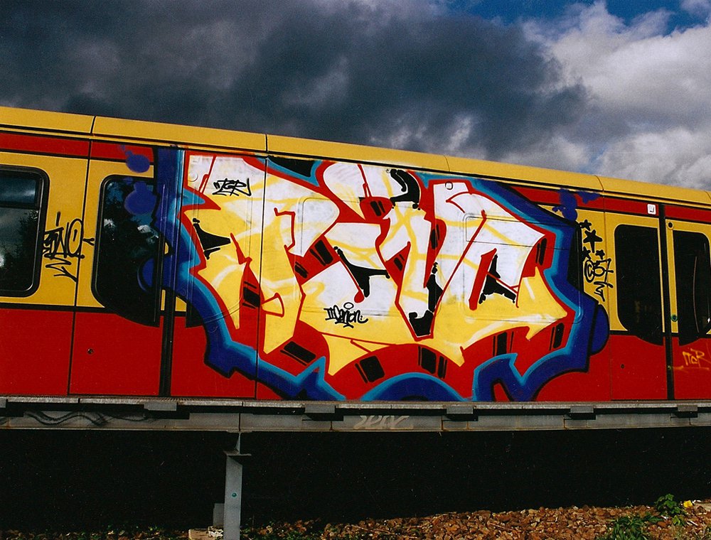 Graffiti Train - Photo by Marieundjana - fino