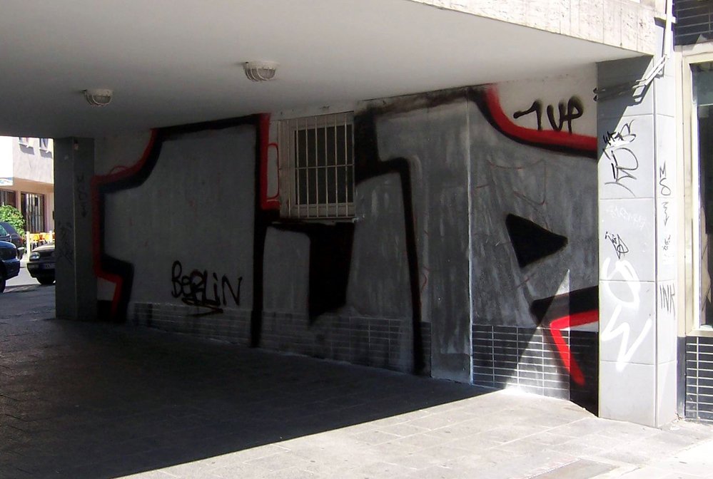 Graffiti Bombing - Photo by Marieundjana - 1up
