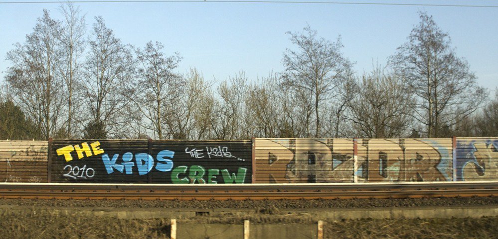 Graffiti Bombing - Photo by Marieundjana - kids, razor