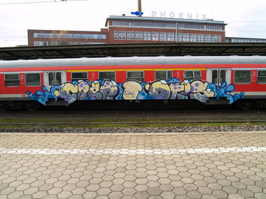 Graffiti Train - Photo by Marieundjana - crap, otis