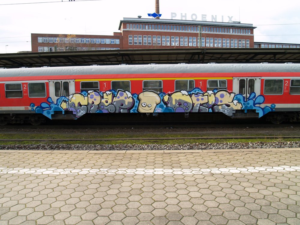 Graffiti Train - Photo by Marieundjana - crap, otis