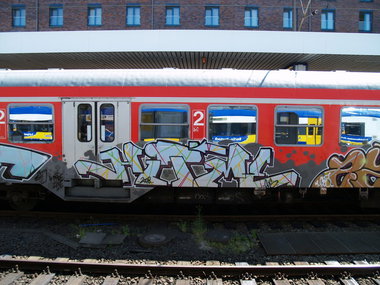 Graffiti Train - Photo by Marieundjana - hitme