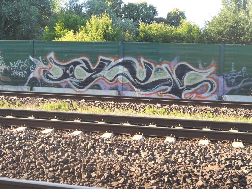 Graffiti Bombing - Photo by Marieundjana - ozzi