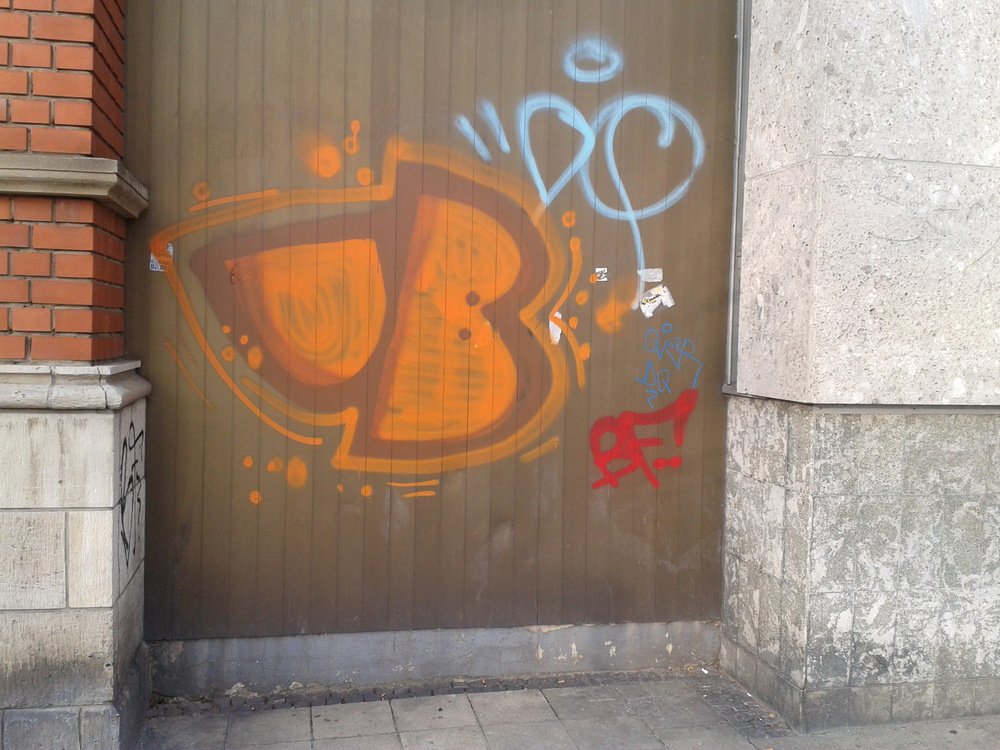 Graffiti Bombing - Photo by Marieundjana - ub