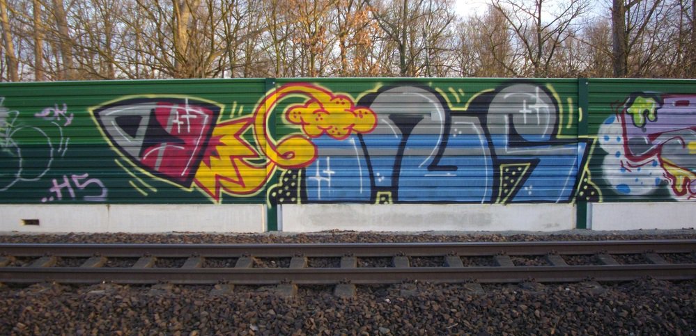 Graffiti Bombing - Photo by Marieundjana - ains