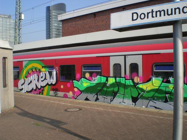 Graffiti Train - Photo by Marieundjana - screw