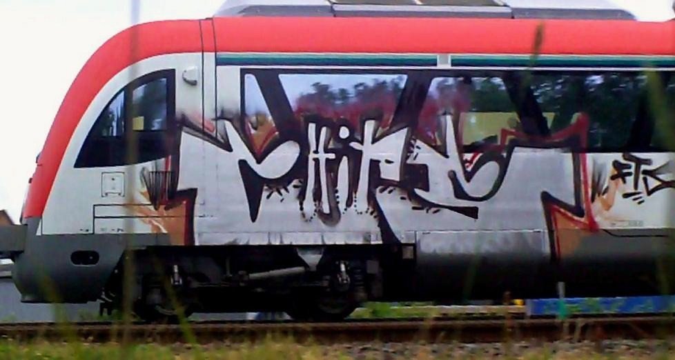 Graffiti Train - Photo by Marieundjana - chips