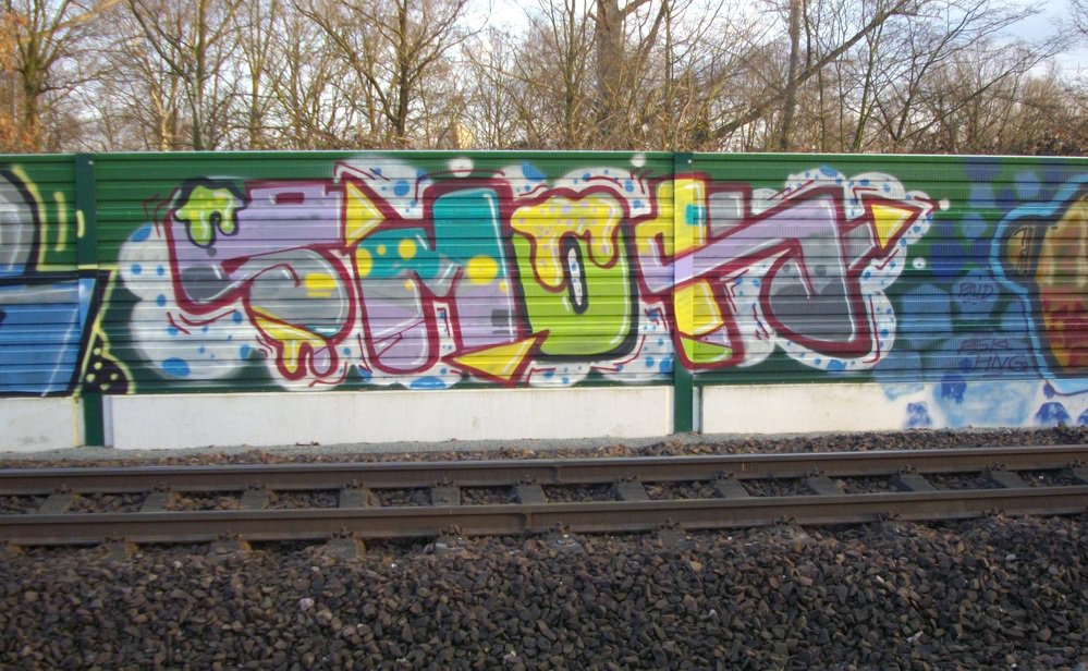 Graffiti Bombing - Photo by Marieundjana - smok
