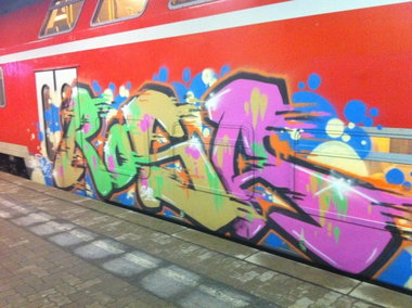 Graffiti Train - Photo by Marieundjana - rosa