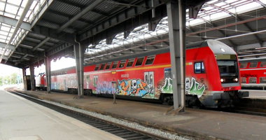 Graffiti Train - Photo by Marieundjana - etnik, caps