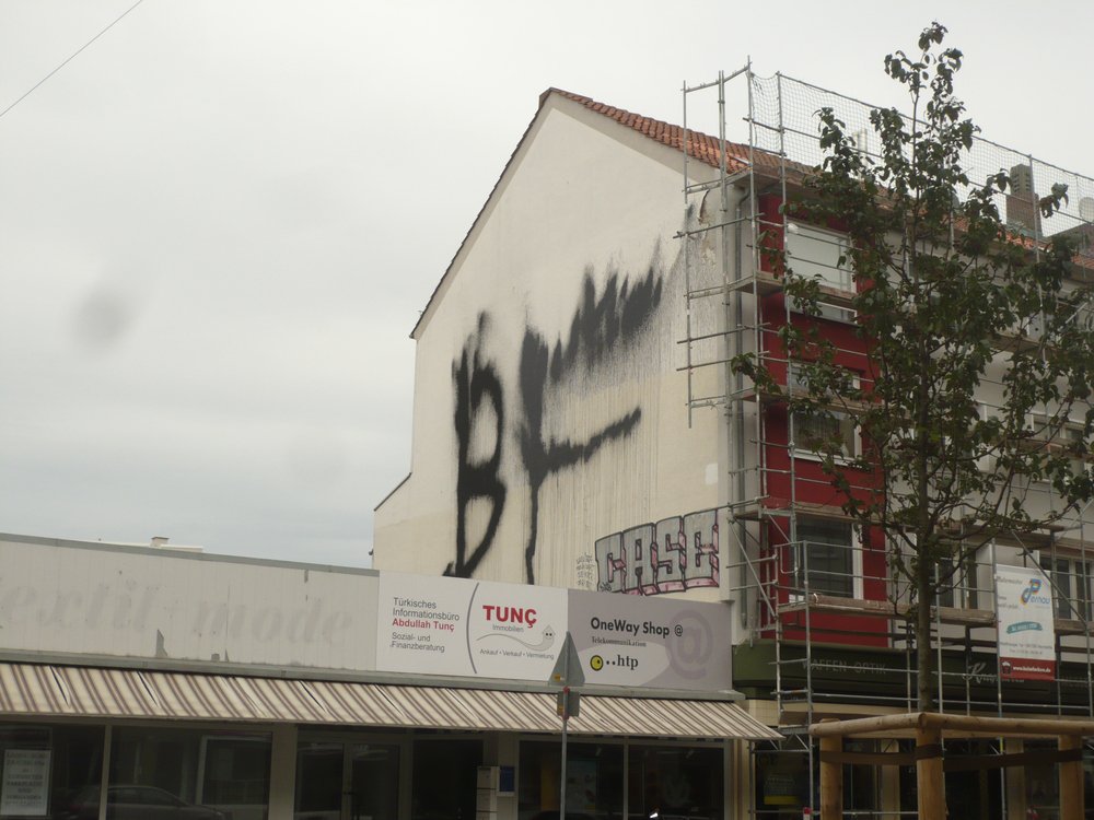 Graffiti Artwork - Photo by Marieundjana - case, bf