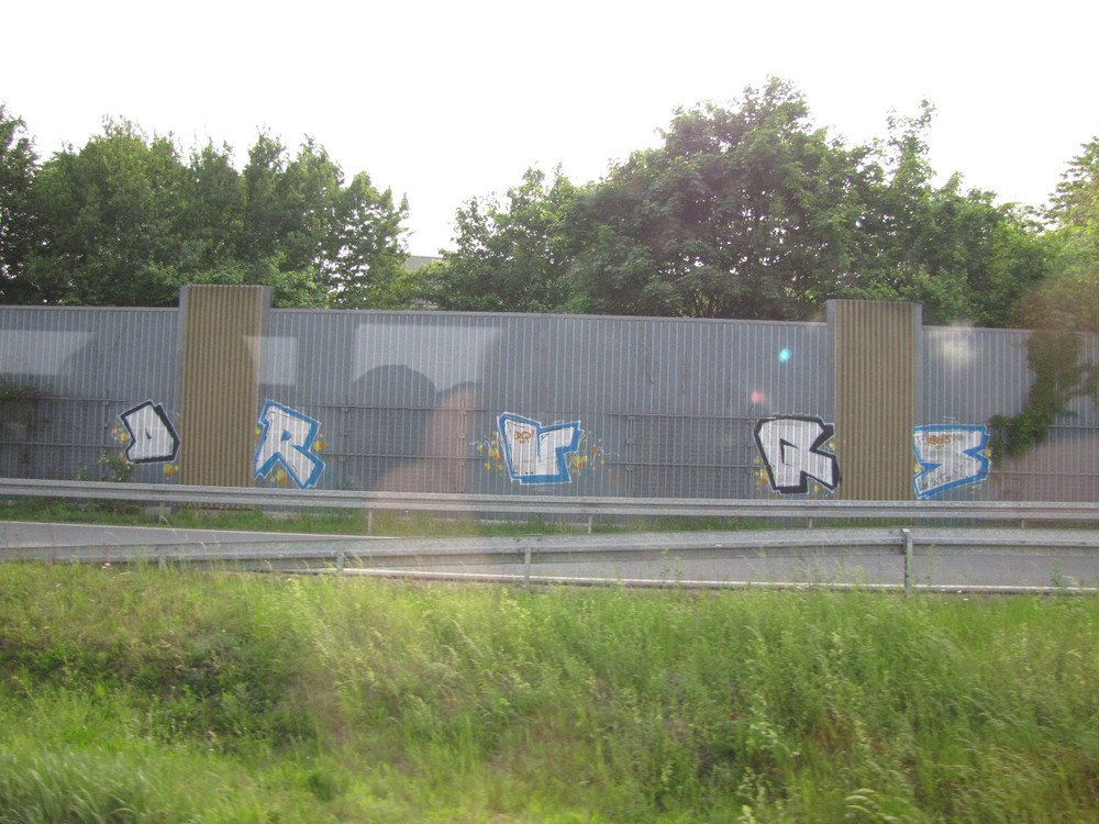Graffiti Bombing - Photo by Marieundjana - druqs, dq