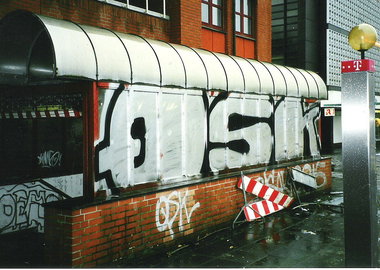 Graffiti Bombing - Photo by Marieundjana - qsk