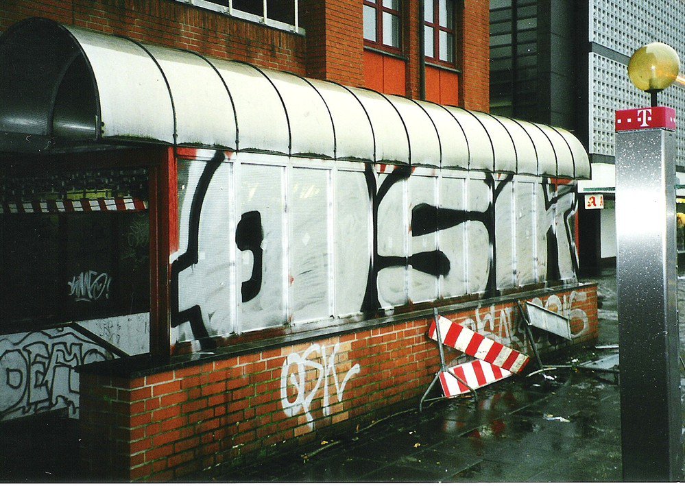 Graffiti Bombing - Photo by Marieundjana - qsk