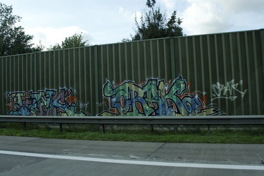 Graffiti Bombing - Photo by Marieundjana - viak, crak