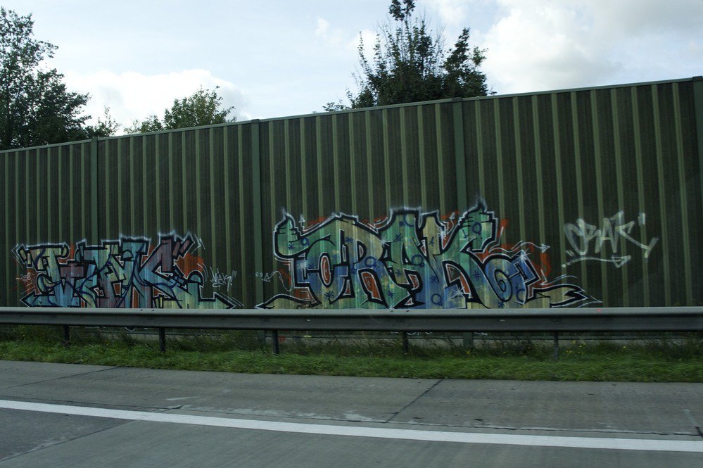 Graffiti Bombing - Photo by Marieundjana - viak, crak