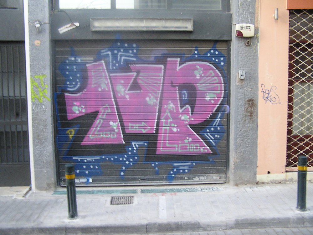 Graffiti Bombing - Photo by Marieundjana - 1up