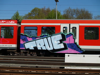 Graffiti Train - Photo by Marieundjana - true