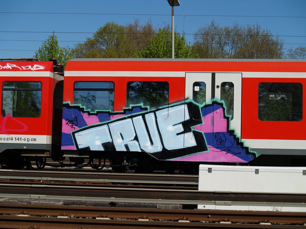 Graffiti Train - Photo by Marieundjana - true