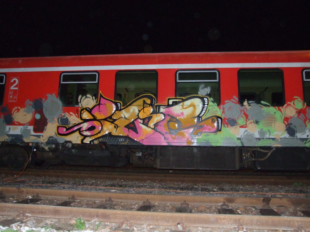 Graffiti Train - Photo by Marieundjana - sliq, org