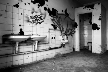 Graffiti Bombing - Photo by Marieundjana - oo