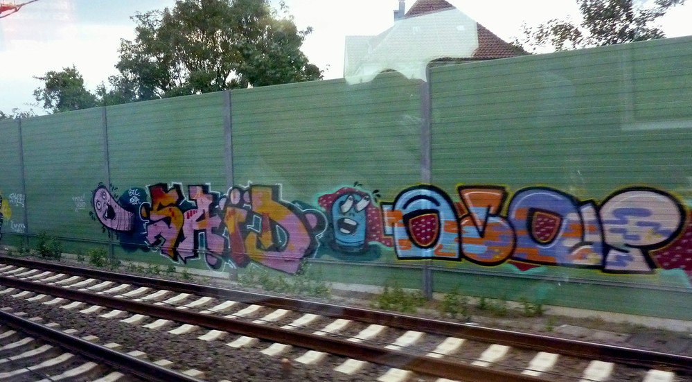 Graffiti Bombing - Photo by Marieundjana - said, ains