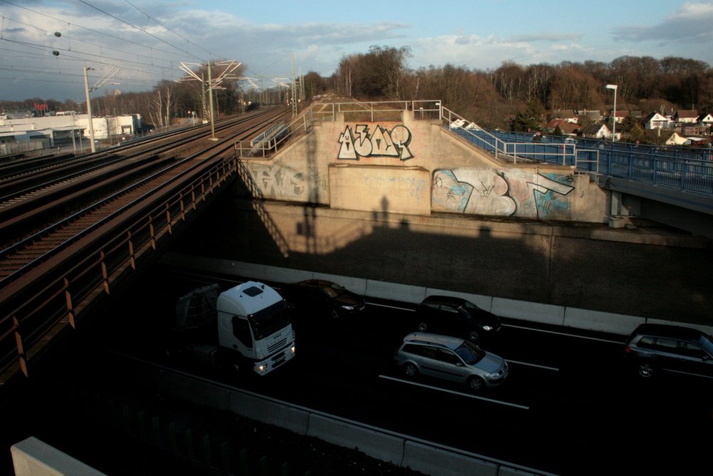 Graffiti Bombing - Photo by Marieundjana - ains, bf