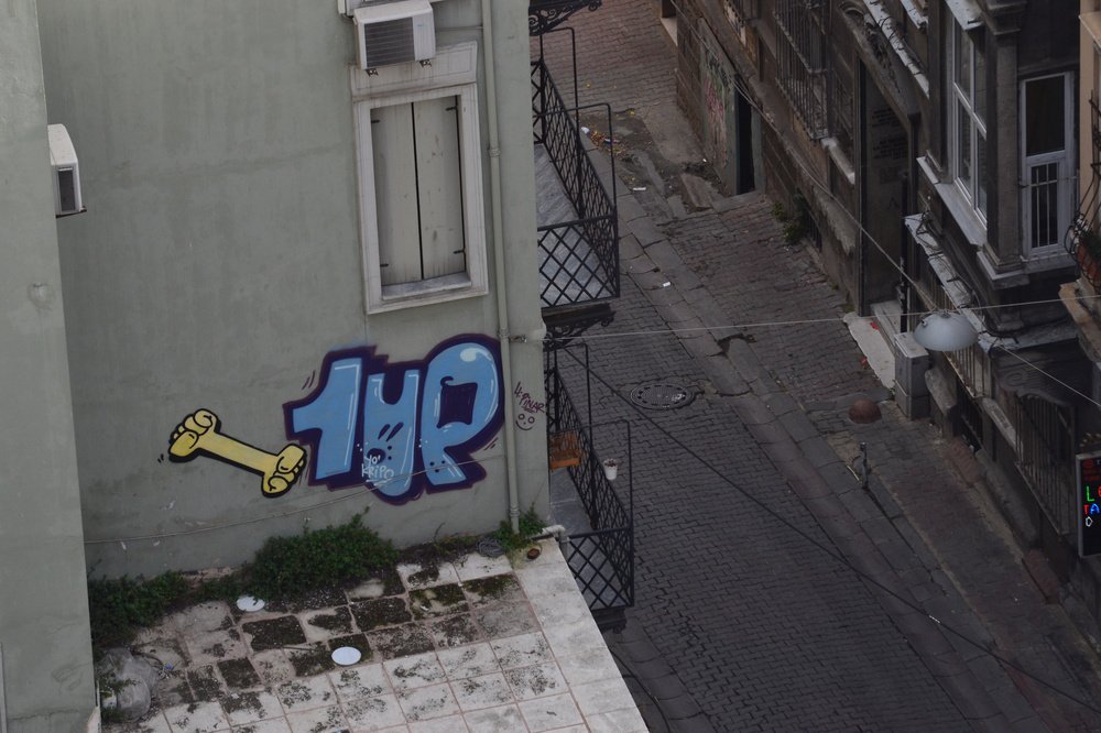 Graffiti Bombing - Photo by Marieundjana - 1up