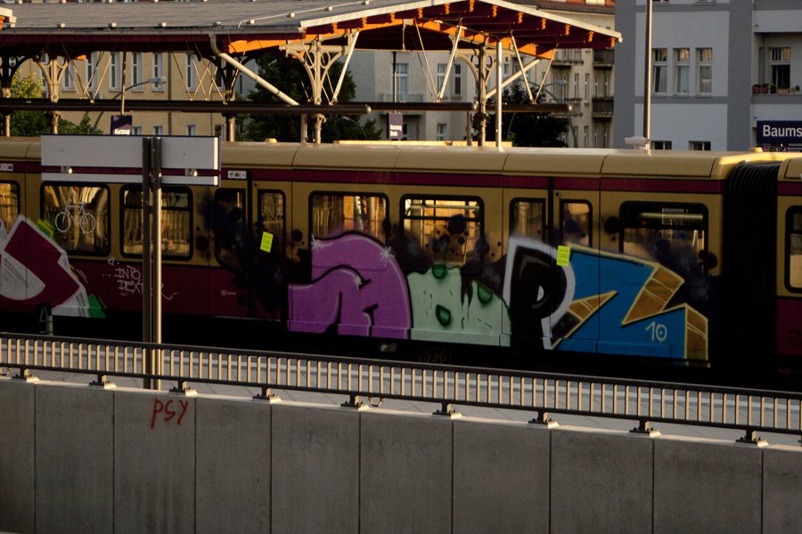 Graffiti Train - Photo by Marieundjana - hopz