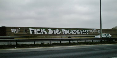 Graffiti Bombing - Photo by Marieundjana - fick, die, polizei