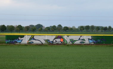 Graffiti Bombing - Photo by Marieundjana - bf, ra