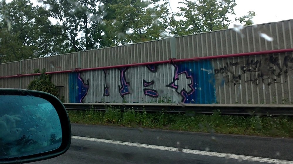 Graffiti Bombing - Photo by Marieundjana - ub, ultras