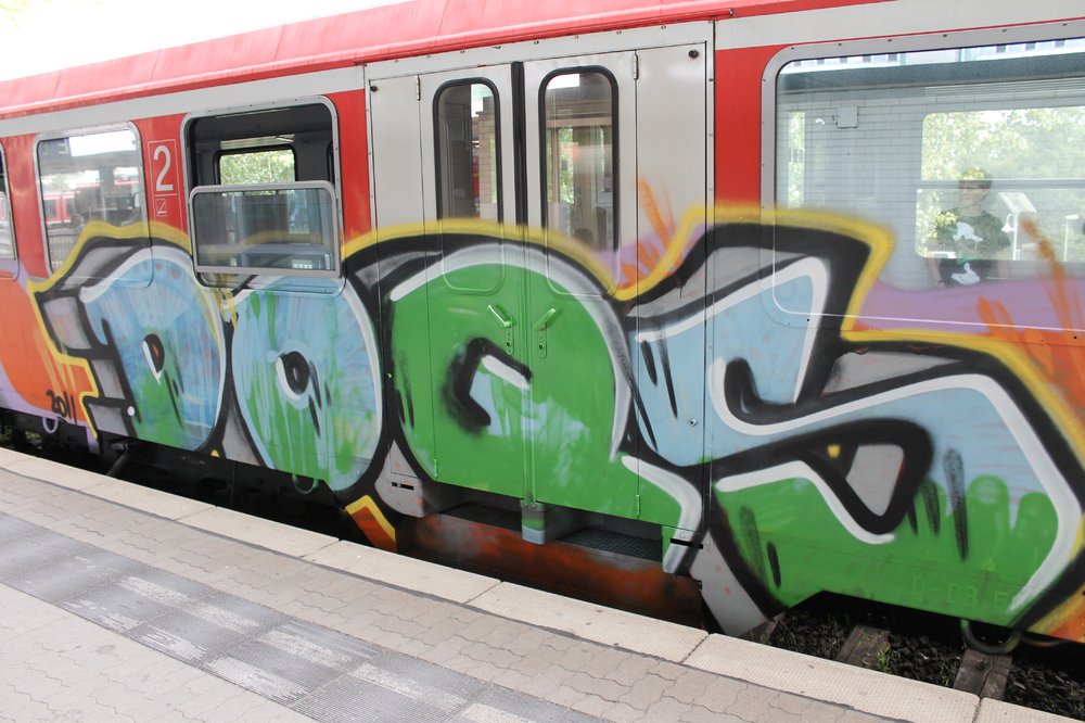 Graffiti Train - Photo by Marieundjana - doqs