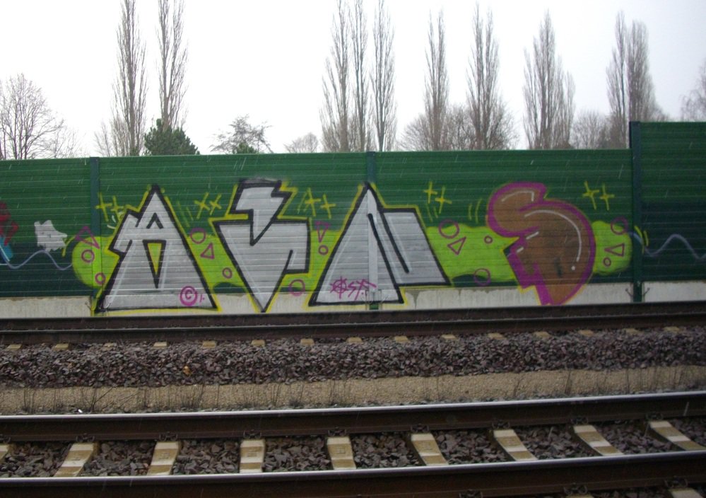 Graffiti Bombing - Photo by Marieundjana - ains