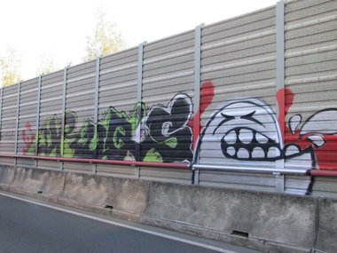 Graffiti Bombing - Photo by Marieundjana - druqs