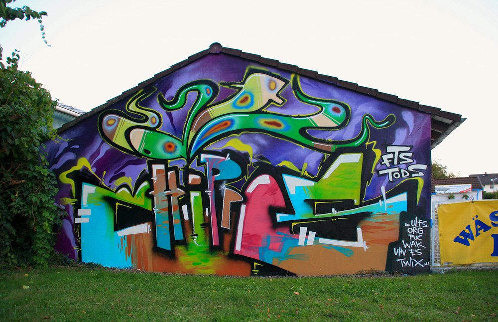 Graffiti Wall - Photo by Marieundjana - chips