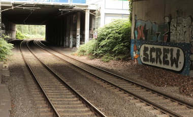 Graffiti Bombing - Photo by Marieundjana - screw