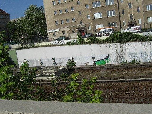 Graffiti Bombing - Photo by Marieundjana - 1up