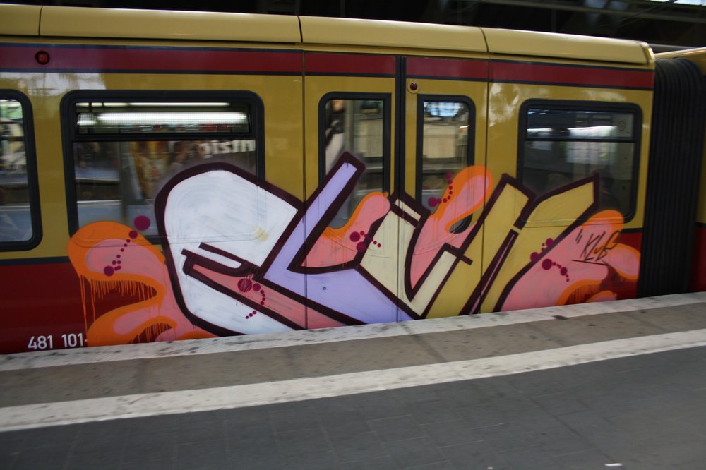Graffiti Train - Photo by Marieundjana - fluh