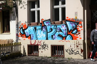 Graffiti Bombing - Photo by Marieundjana - 1up