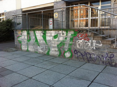 Graffiti Bombing - Photo by Marieundjana - 1up