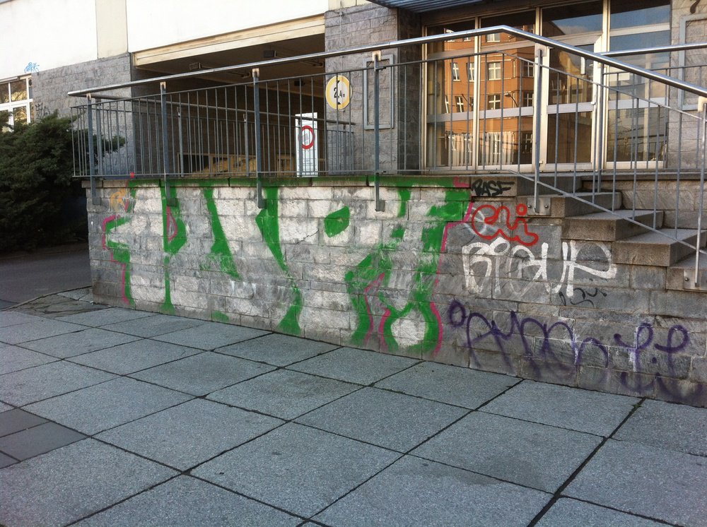 Graffiti Bombing - Photo by Marieundjana - 1up