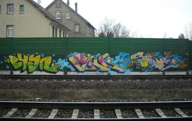 Graffiti Bombing - Photo by Marieundjana - cyan, fink, scul