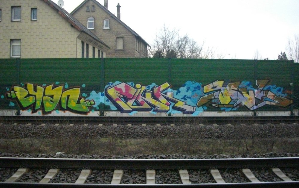 Graffiti Bombing - Photo by Marieundjana - cyan, fink, scul