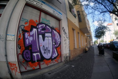 Graffiti Bombing - Photo by Marieundjana - 1up