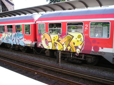 Graffiti Train - Photo by Marieundjana - layup, crap
