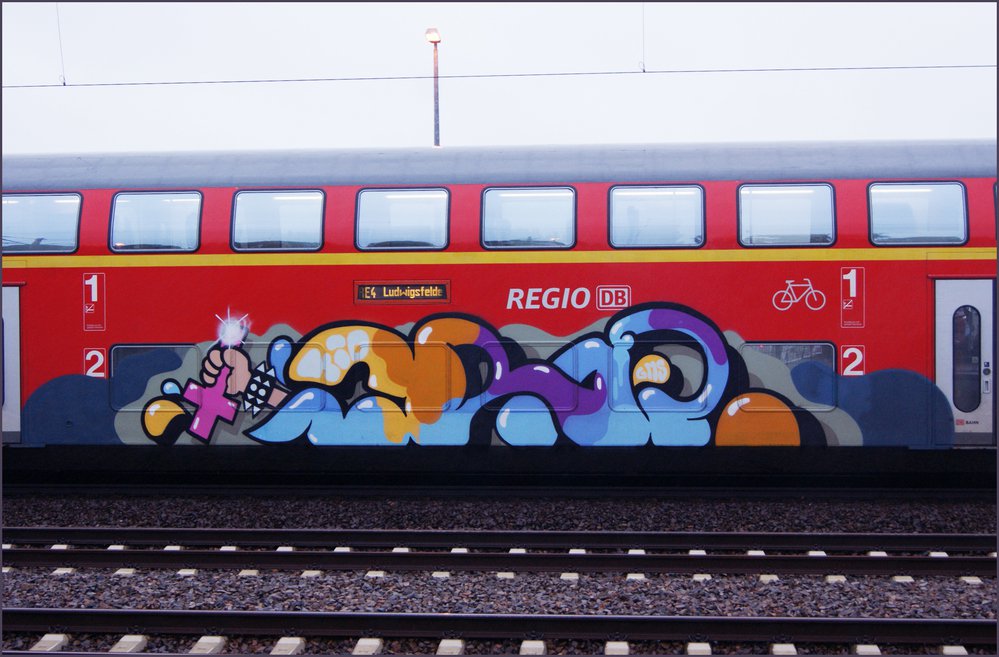 Graffiti Train - Photo by Marieundjana - crap